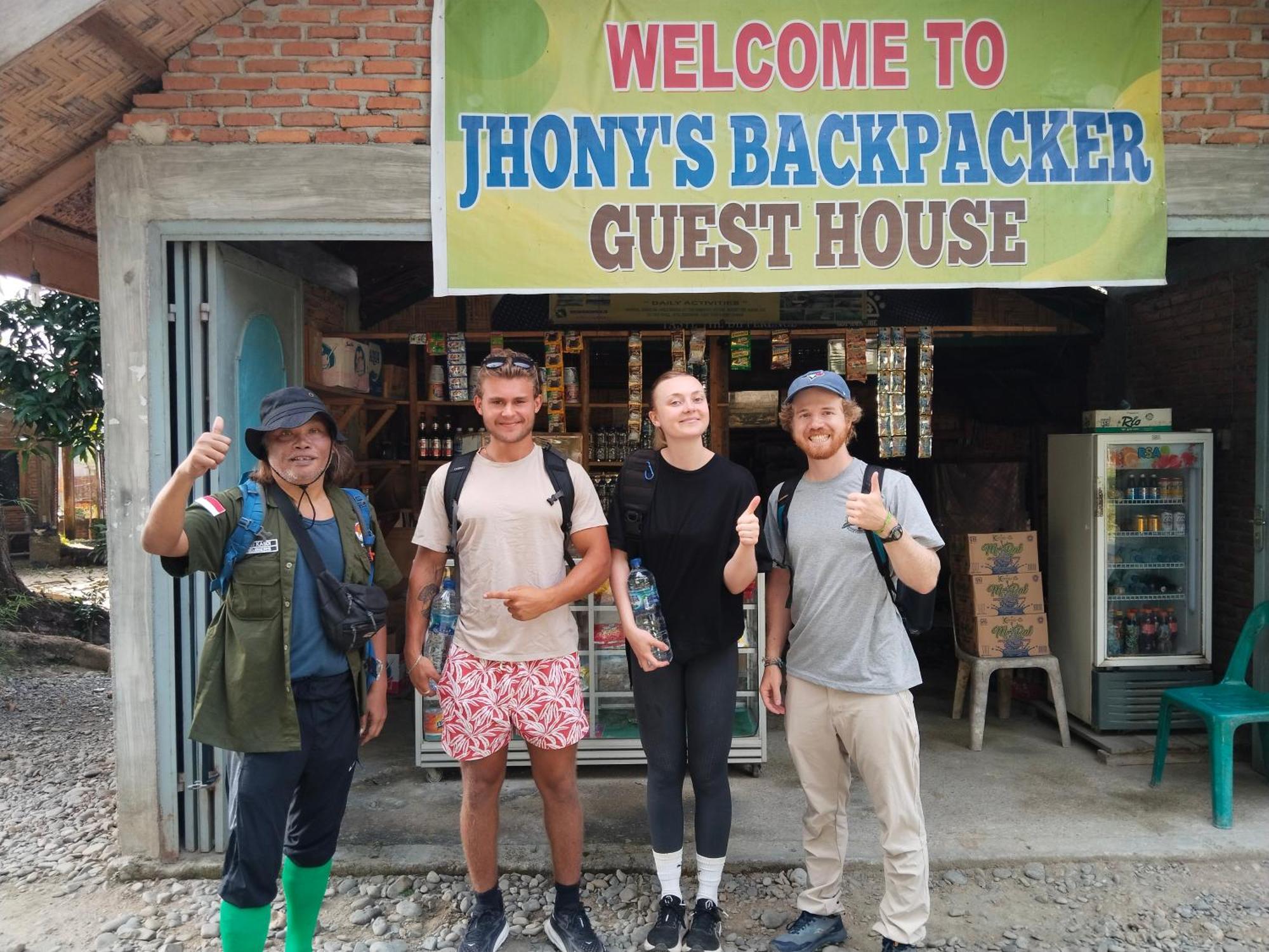 Jhony'S Backpacker-Guest House Only Stay Here Book Treking With Us Bukit Lawang Eksteriør billede