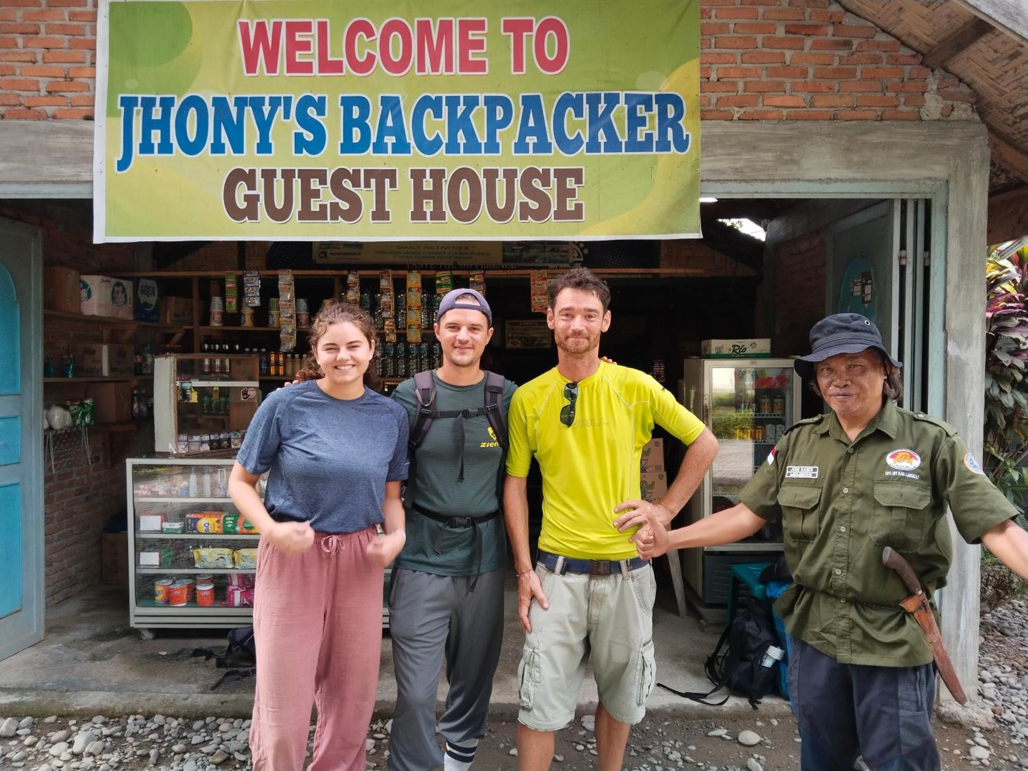 Jhony'S Backpacker-Guest House Only Stay Here Book Treking With Us Bukit Lawang Eksteriør billede