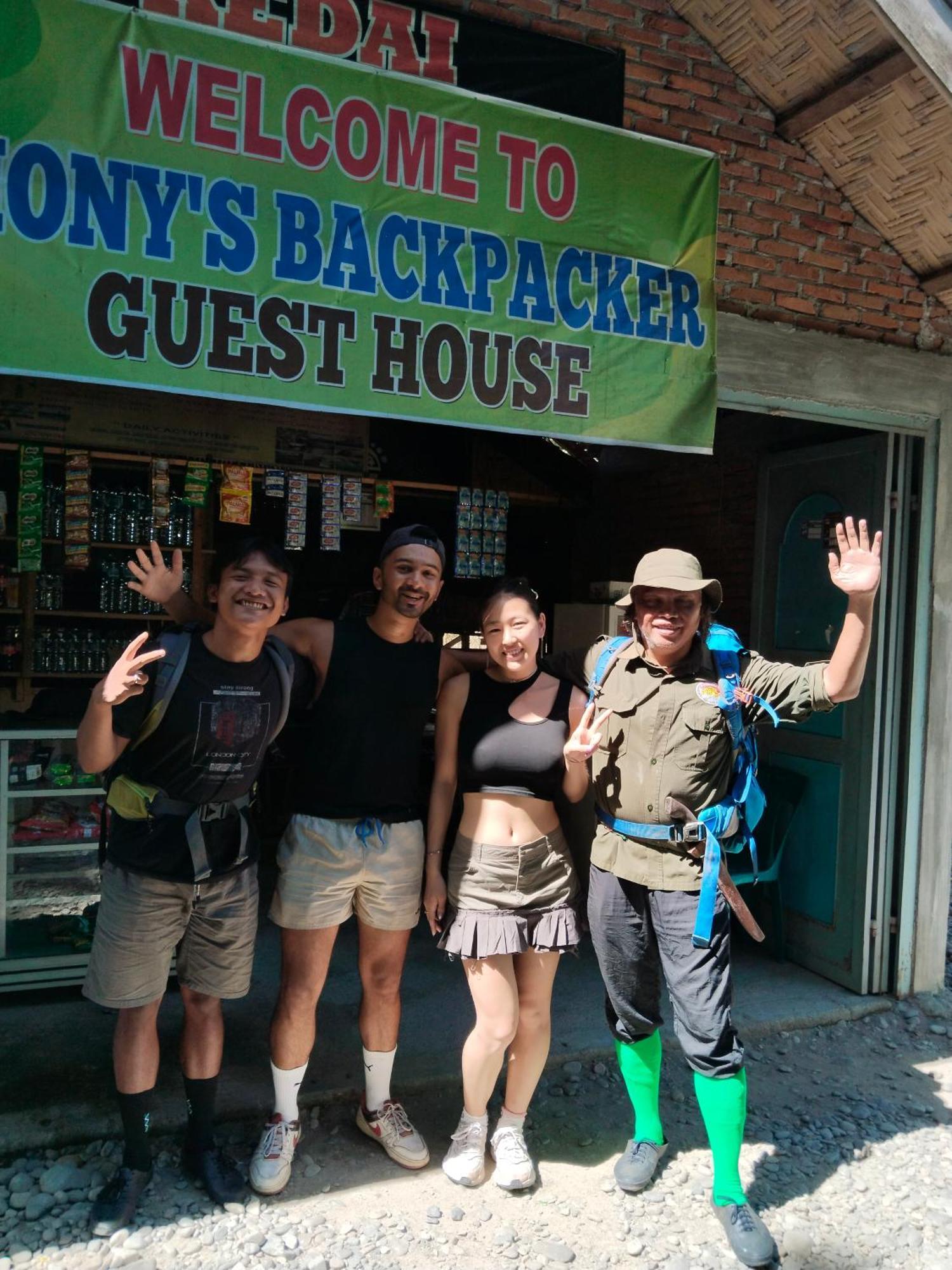 Jhony'S Backpacker-Guest House Only Stay Here Book Treking With Us Bukit Lawang Eksteriør billede